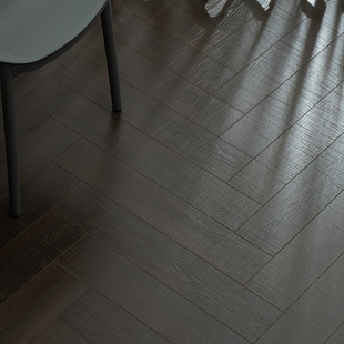 12mm浮雕面结疤木纹诧寂风棕色纯黑纯白深色人字拼强化复合木地板