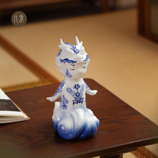 景德镇新款青花瓷龙摆件可爱御风龙娃新年吉祥物办公桌礼物本命年