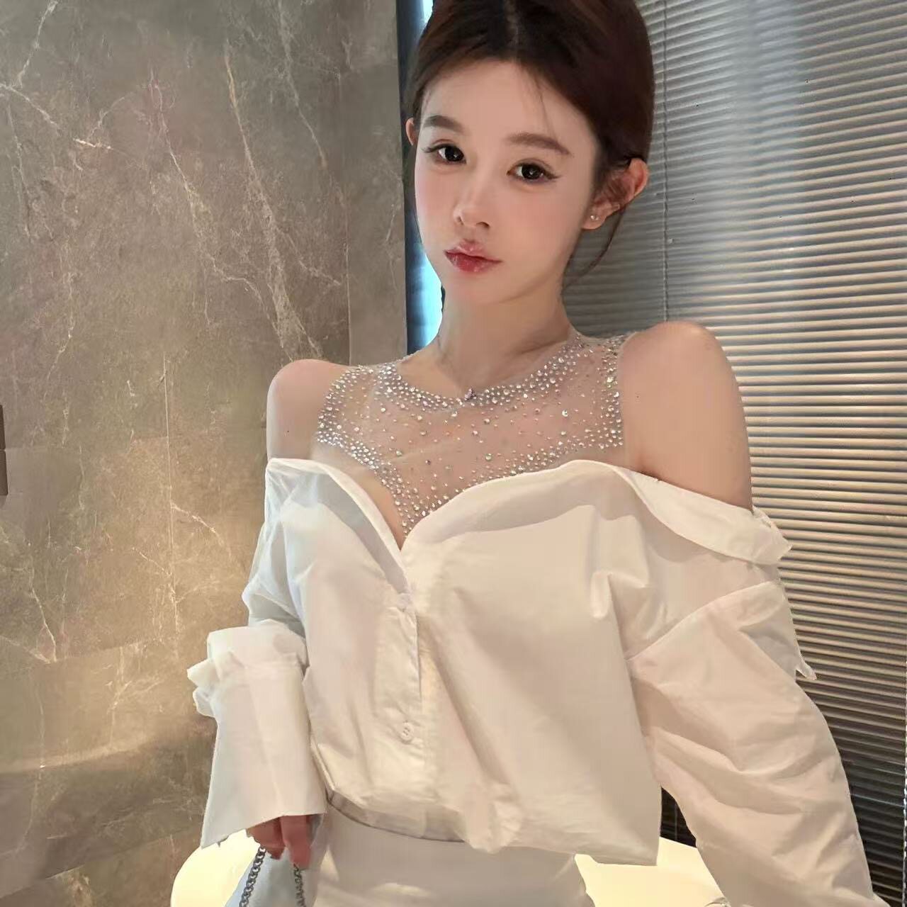 欣欣子的衣帽间纯欲气质烫钻拼接长袖衬衫女白色挂脖露肩假两件