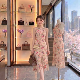 章蜜糖 明媚女孩 莫奈的花园少女温柔度假不规则仙女吊带连衣裙