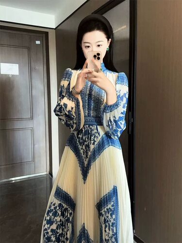 2026秋季新款高端唯美印花百褶立领短袖日常礼服连衣裙旅游度假女