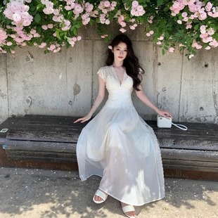 白色蕾丝绣花V领宽肩带连衣裙女夏季 法式 海边度假甜美收腰长裙子