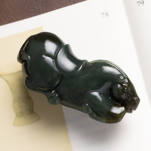 天然原矿和田玉青糖玉唐马吊坠摆件91*33*39mm随机发货