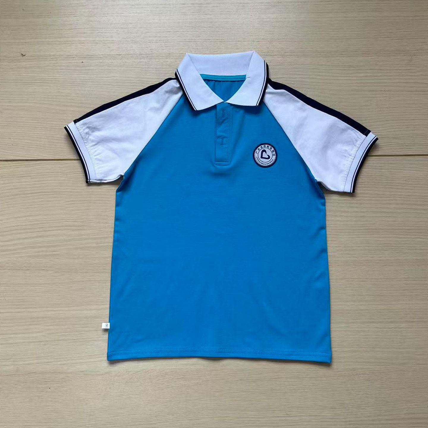 广东龙涛教育校服蓝色短袖带校徽款白插肩袖学生班服T恤男女定做