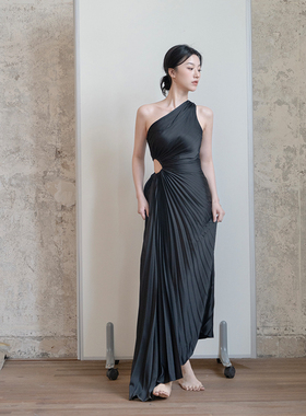 SerioLudere蛋仔很懒 黑色设计感小众感露肩收腰显瘦斜肩连衣裙女