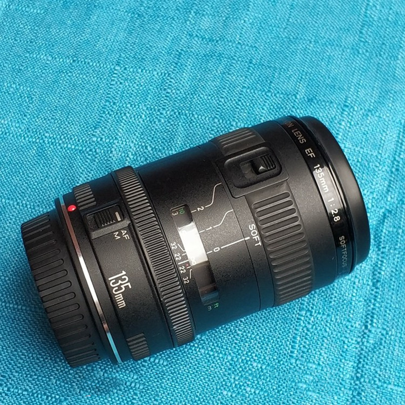 佳能135/2.8柔焦人像全画幅镜头