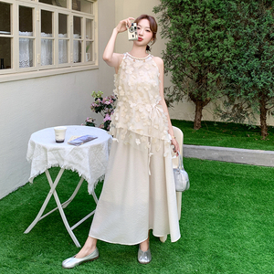 设计感重工立体花瓣无袖上衣两件套女2025夏季显瘦淡人半身裙套装图片
