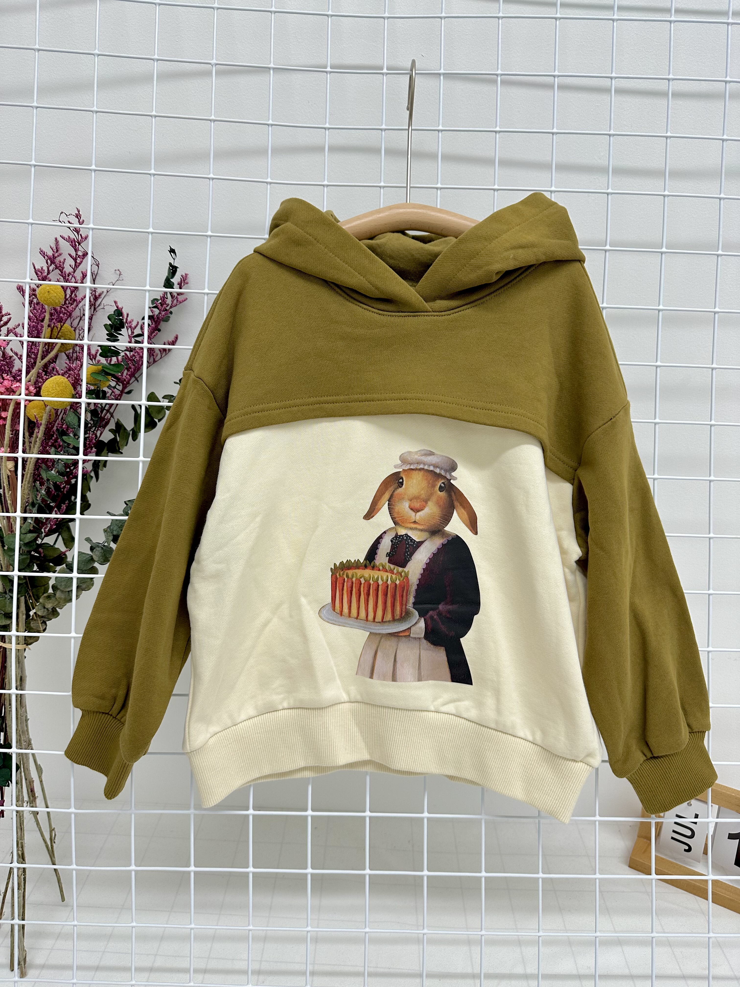 A柏家女宝 军绿杏色连帽卫衣小羊图案百百棉