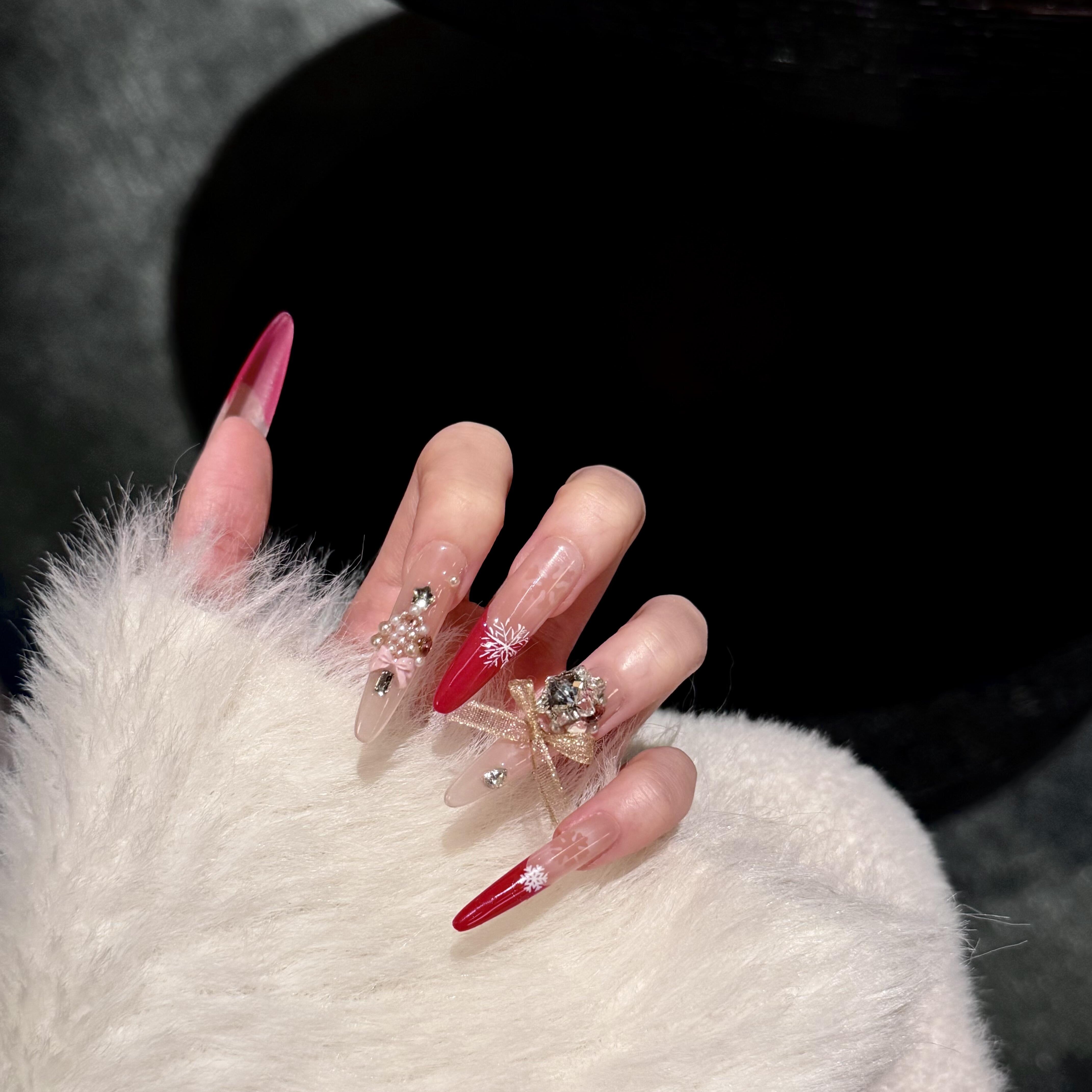 手工穿戴甲法式高级显白玫红色渐变珍珠碎钻圣诞树雪花蝴蝶结美甲