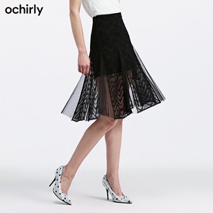 posmotret-pod-yubkami-u-prohozhih-na-vidu-omske-lizhet