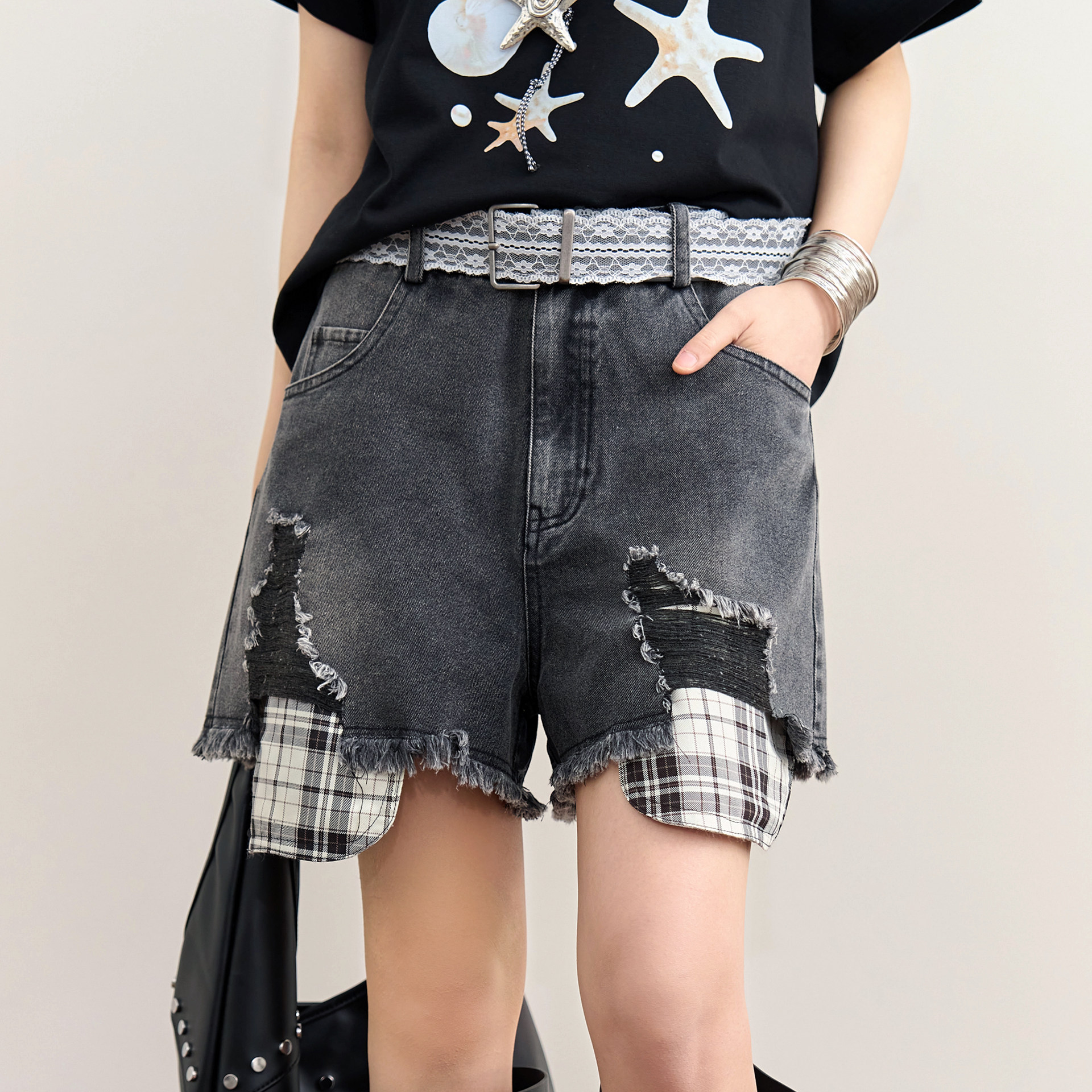 万有引力博物馆「格纹补丁」口袋格纹撞色水洗破洞牛仔短裤女夏季