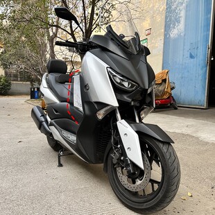 适用雅马哈XMAX300改装风挡侧脚踏档板护膝腿部护腿导流罩配件