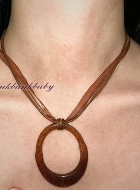 原创自制新中式y2k美拉德风亚克力圆圈绒皮绑带项圈项链女