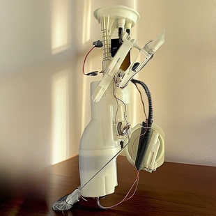 V8缸M62OE 4.4L LR014301 05年陆虎揽胜 汽燃油泵总成适用于03