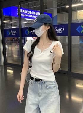 2025夏装新款正肩V领白色短袖T恤女独特漂亮超好看小衫短款上衣