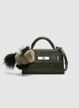 UR国内代购2025冬季女士质感百搭毛毛挂件手提斜挎包UAWB50277