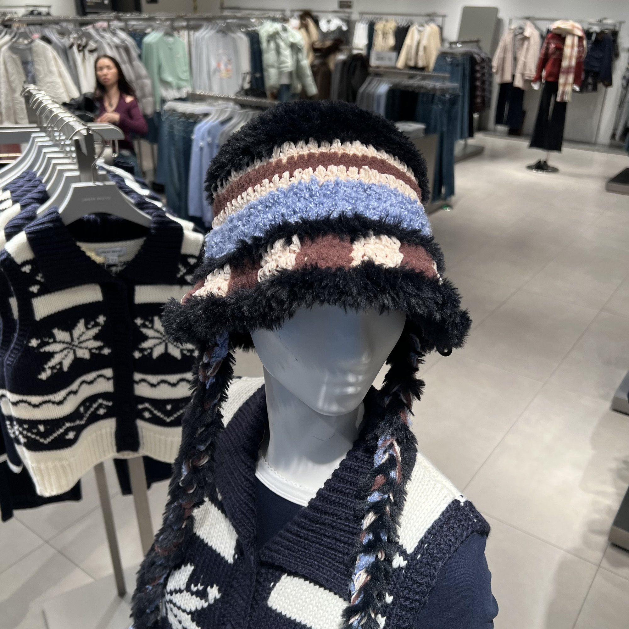 UR国内代购2025冬季女士可爱休闲毛绒肌理麻花辫针织帽UAYA50401