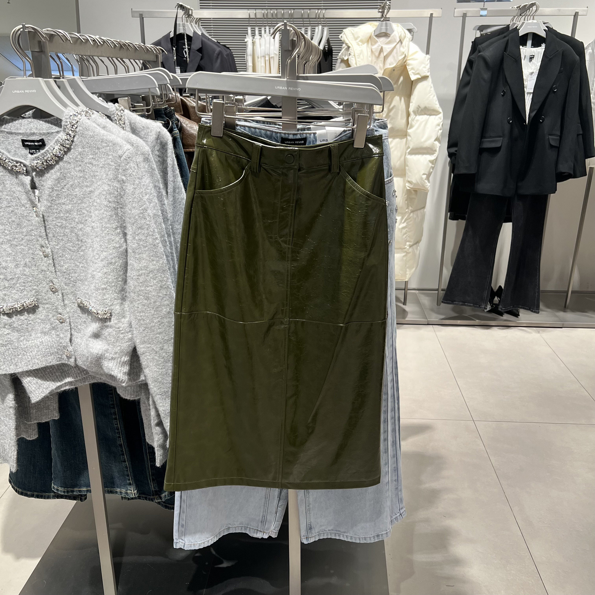 UR国内代购2025春季女装摩登魅力肌理感高腰直筒PU半裙UWG550004