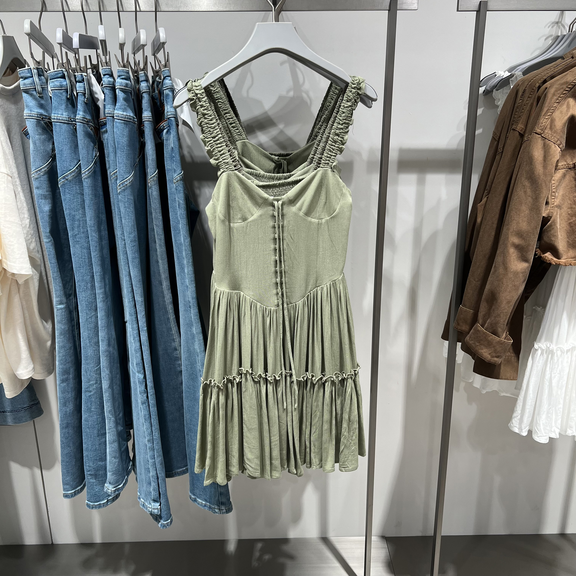 UR国内代购2025秋季女装简约休闲木耳边系带吊带连衣裙UYL750095