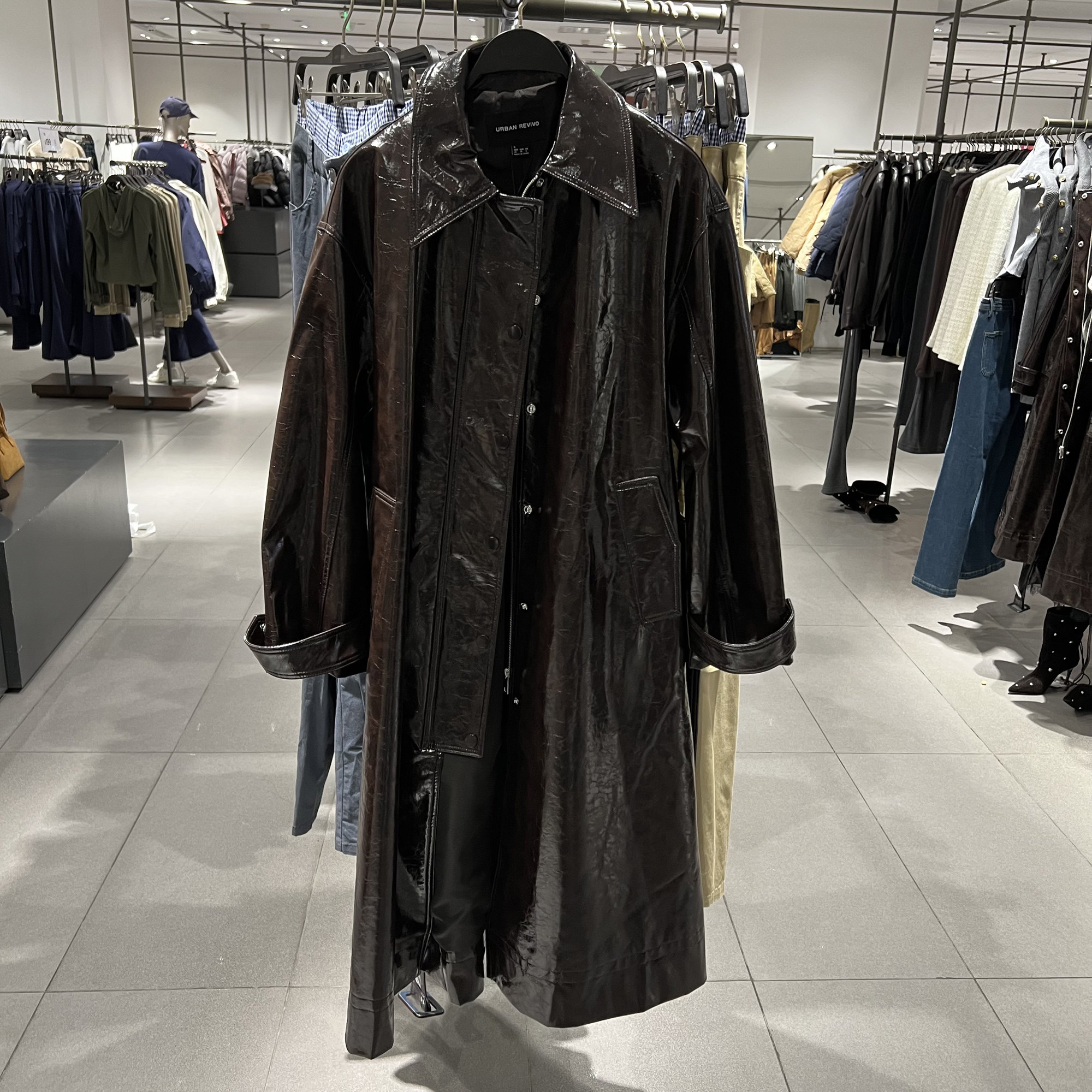 UR国内代购2025冬季女装魅力摩登褶皱PU腰带长款风衣UWG160001