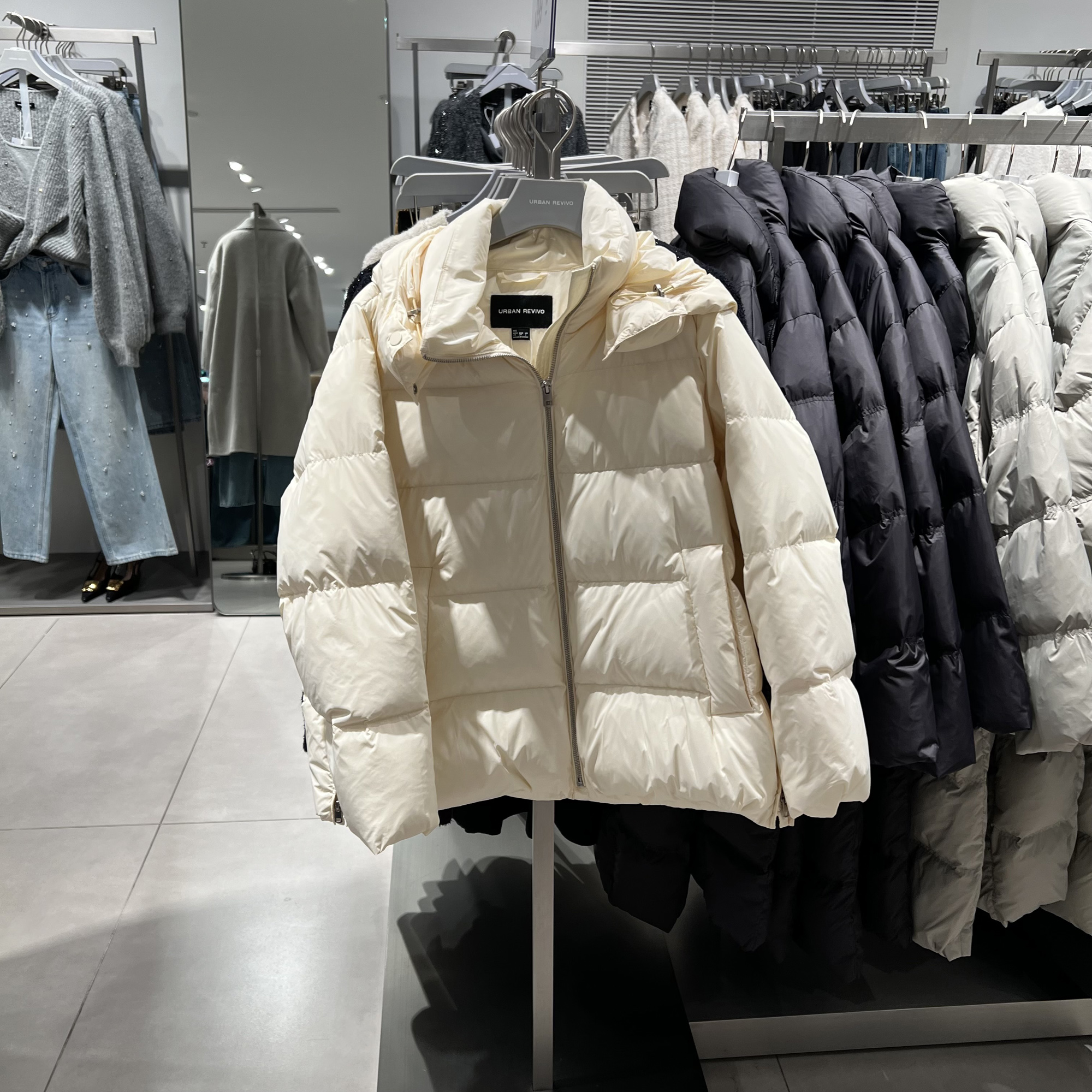 UR国内代购2025冬季女装流光风都市连帽抽绳羽绒外套UWU150043