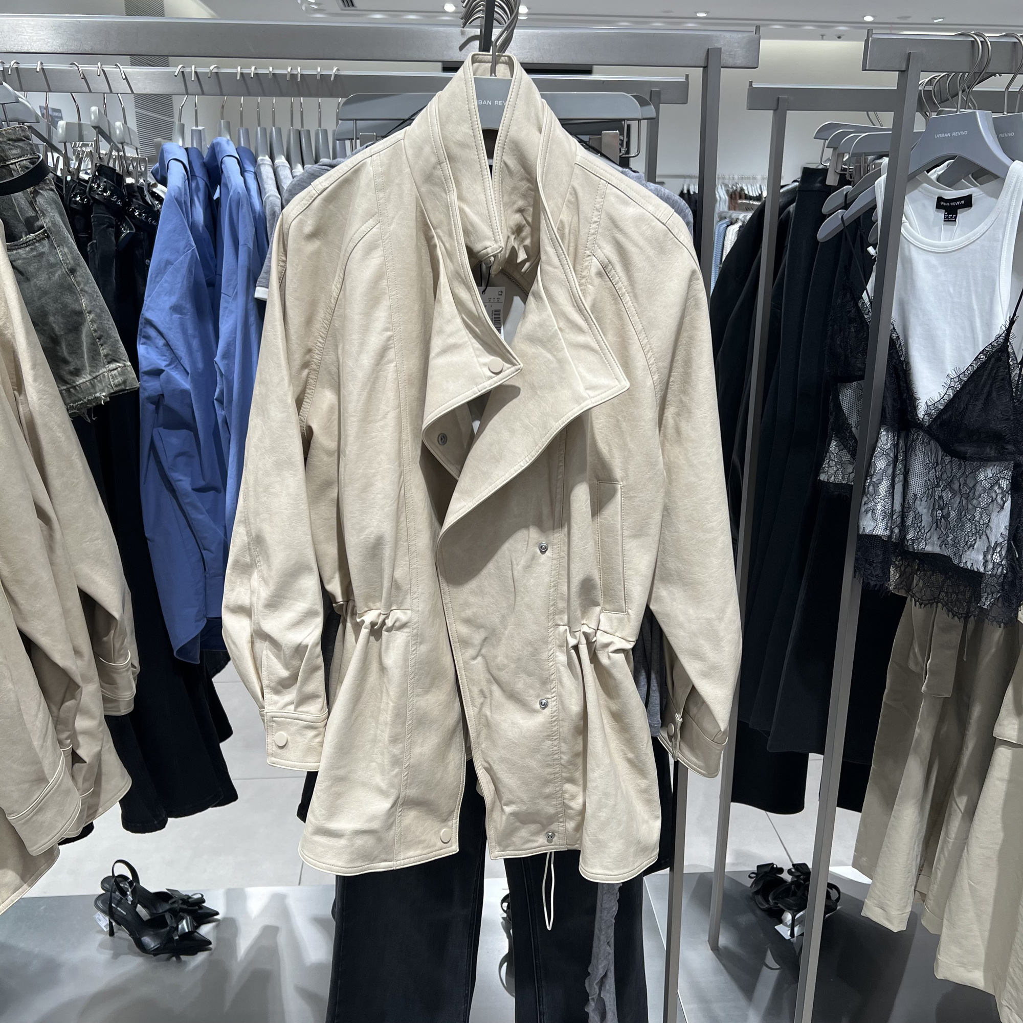 UR国内代购2025秋季女装潮流时尚简约立领收腰皮质风衣UWJ150073