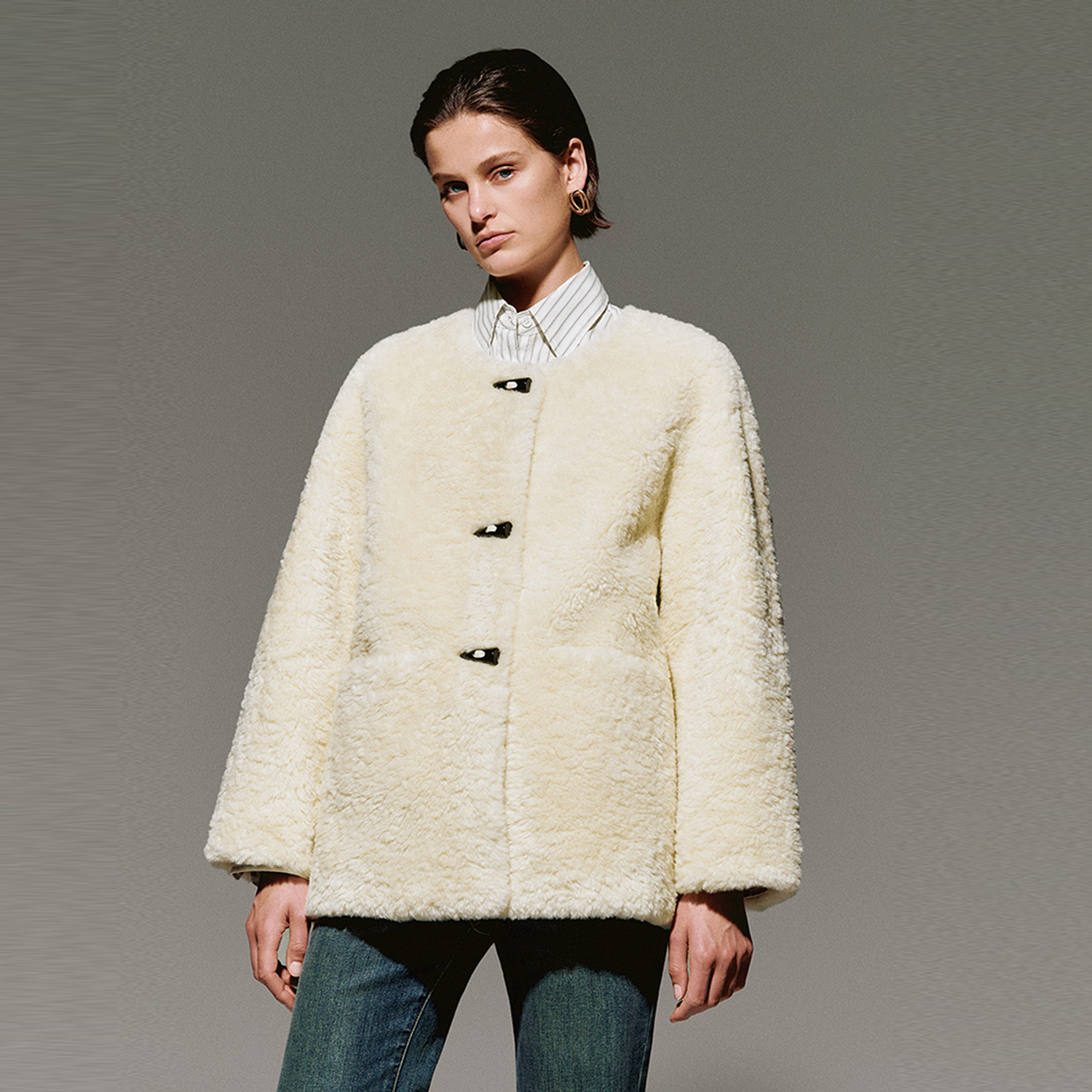 UR国内代购2025冬季女装时尚气质毛绒感牛角扣圆领外套UWM150121