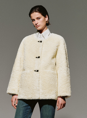 UR国内代购2025冬季女装时尚气质毛绒感牛角扣圆领外套UWM150121
