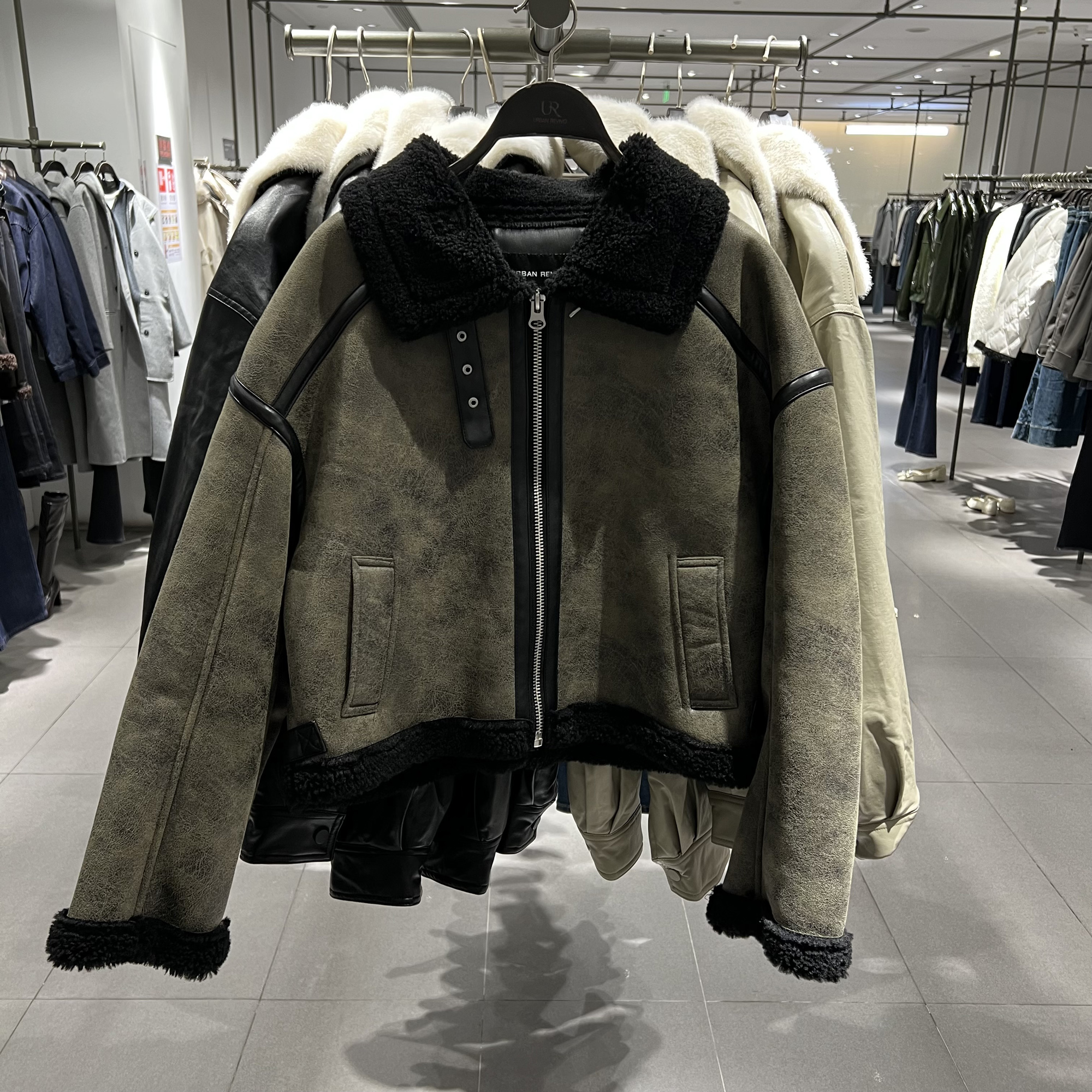 UR国内代购2025冬季女装气质设计感毛绒PU插袋短款外套UWM150123