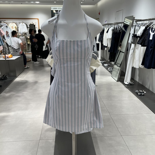 UR国内代购2025秋季女装挂脖露背系带镂空条纹连衣裙UIU750022