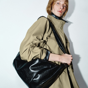 UR国内代购2025夏季女士摩登简约饺子包运动系列斜挎包UAWB50077