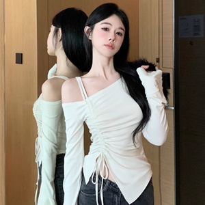 纯欲风露肩抽绳T恤长袖打底衫女春秋气质内搭不规则短款修身上衣