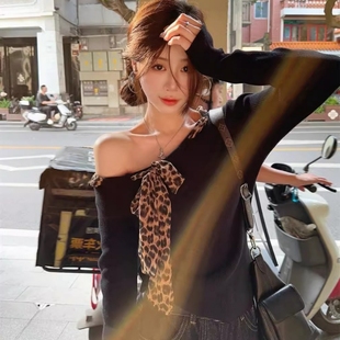外穿修身 法式 女春秋装 针织打底衫 性感露肩上衣冬 复古豹纹系带长袖