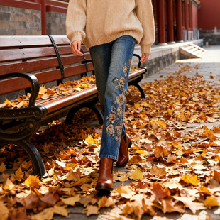 2025风姿歌秋季新款刺绣花朵牛仔裤女高腰直筒显瘦百搭长裤中国风