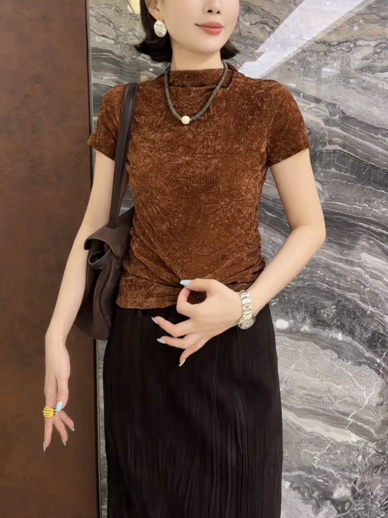 欧货女装2026早秋新款时尚通勤半高领褶皱咖色丝绒短袖t恤打底衫