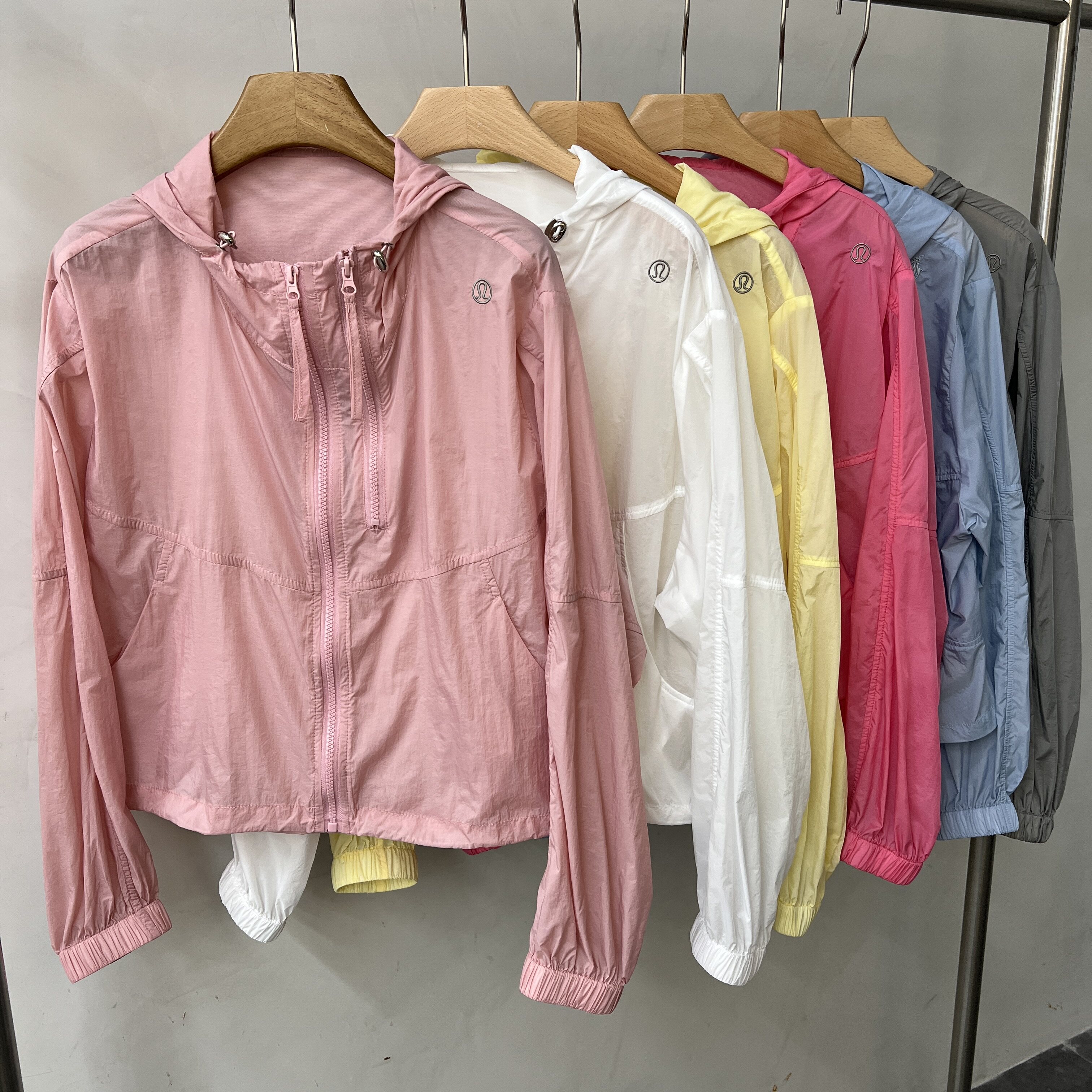 欧洲站2026夏季新款时尚连帽拉链休闲薄款防晒衣女百搭长袖短外套