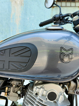 适用大韩大脚怪MUTT银色贴纸 游侠油箱贴膜 轻骑250侧盖黑色贴花