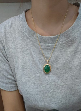 18K金镶嵌天然老料翡翠色泽浓郁鲜亮质地细腻通透外圈镶满小钻石