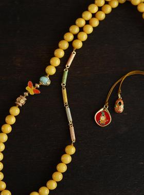 天然鸡油黄满蜜项链搭配翡翠配饰珐琅彩蝴蝶沉香珐琅彩链条