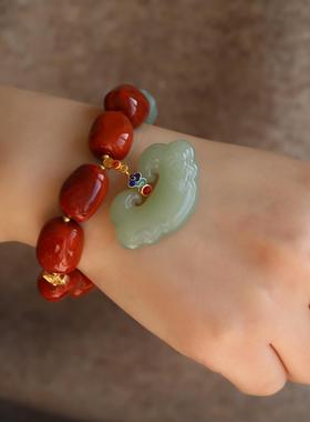 高端定制天然南红随形手链难得的大珠珠搭配天然和田玉精雕并蒂莲