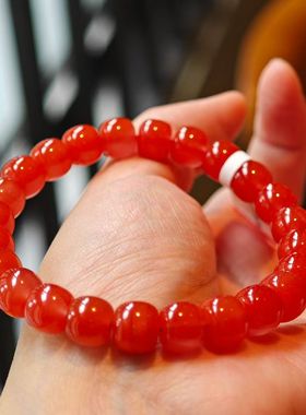 樱桃红南红的喜爱福利 ​颜色很均匀无杂裂冰润很像果冻 ​