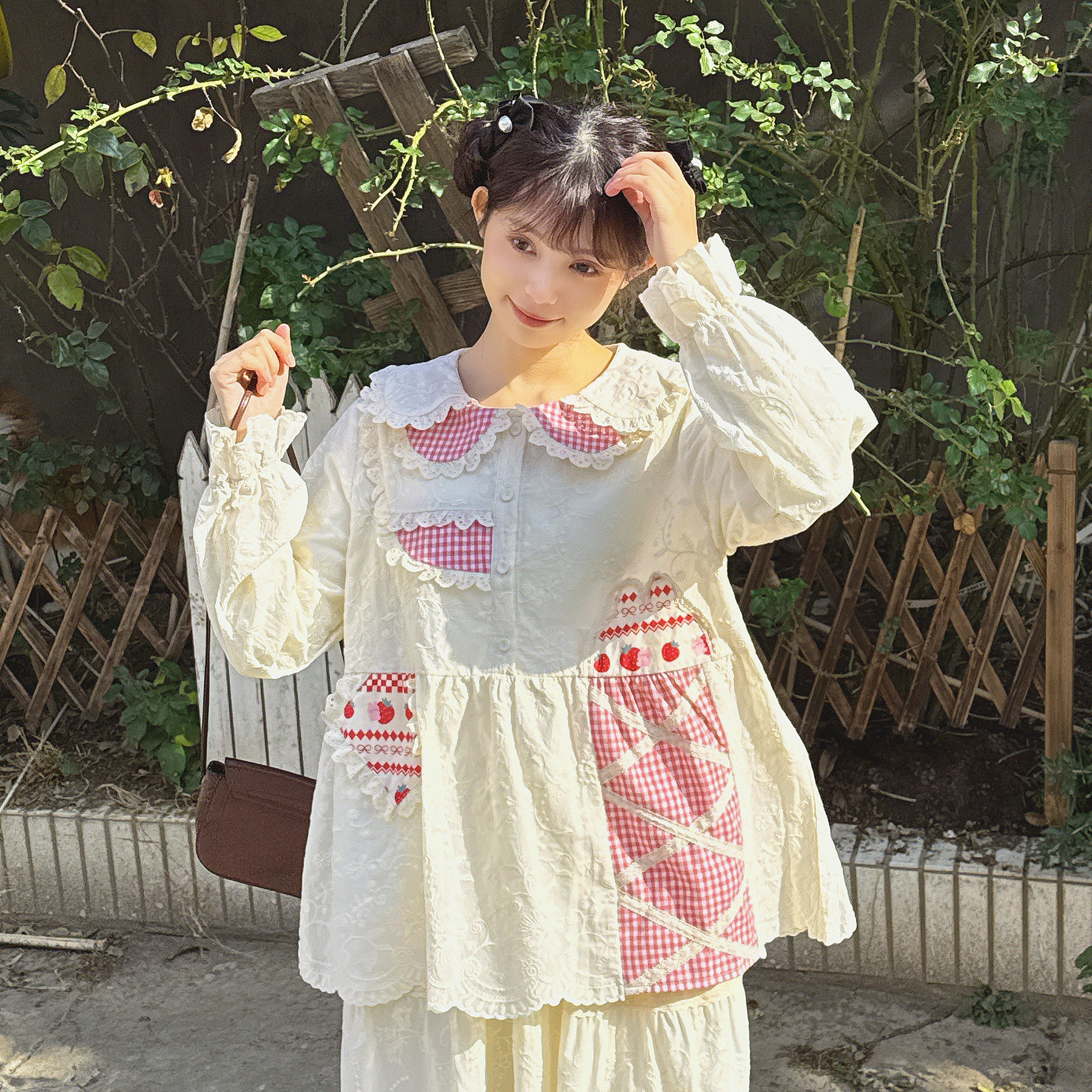 森系少女红色格子拼接蕾丝花边娃娃领衬衫甜美草莓长袖娃娃衫上衣