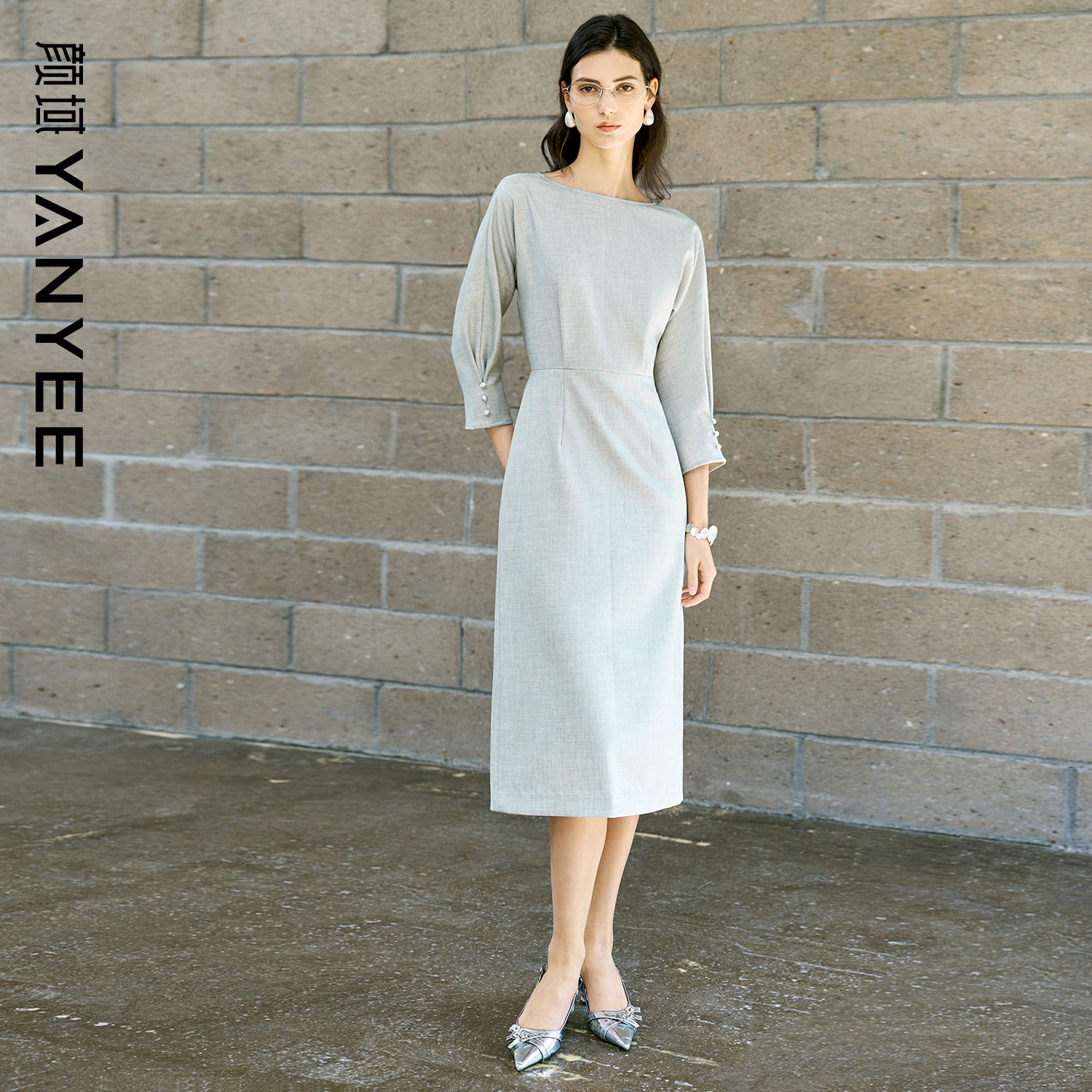 颜域设计感收腰连衣裙女2026早春新款圆领日系简约通勤显瘦中长裙