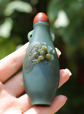 新疆籽料沙枣青精雕鼻烟壶手把件