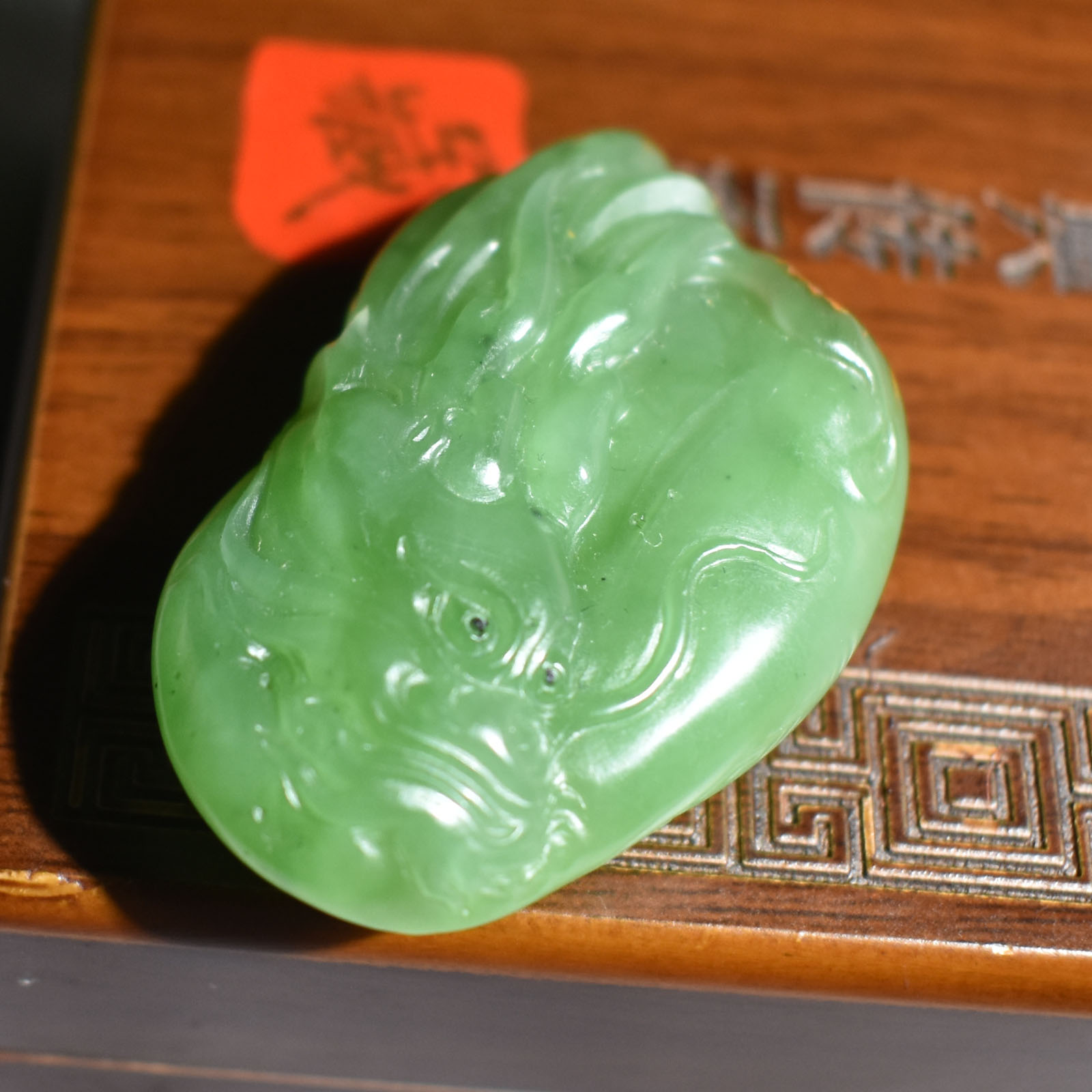 美美哒方言精品和田玉黄金皮果绿起荧光碧玉籽料龙凤呈祥吊坠子R1