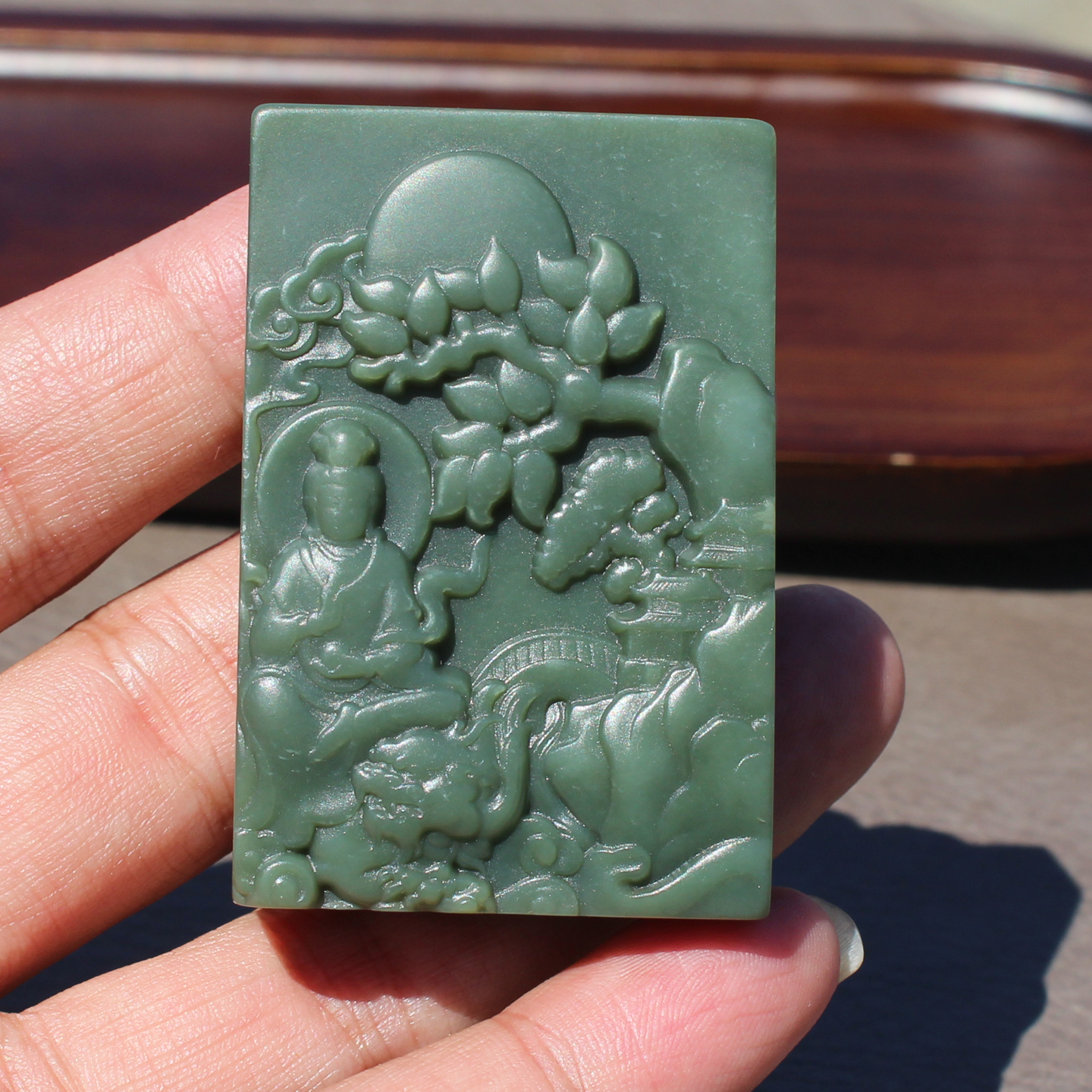 沙枣青籽料观音牌子玉吊坠