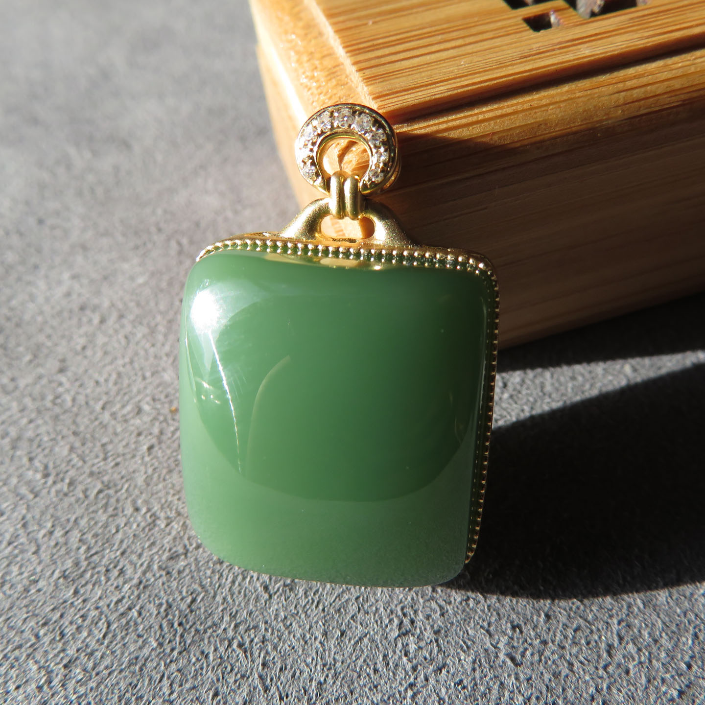 罕见方言品牌和田精品俄罗斯特色老坑料粉绿18k金碧玉吊坠挂件w