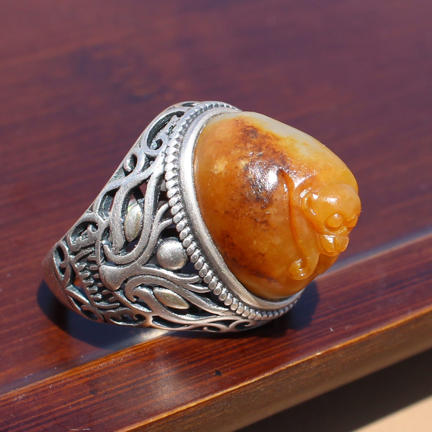 黄沁白玉籽料银镶玉灵猴献寿戒指