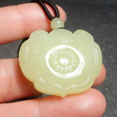 方言和田玉珍藏新疆无结构高油糯白皮若羌黄口料仿古如意锁吊坠X5