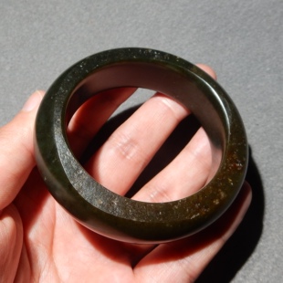 捡漏了方言巨漏特惠新疆沙枣青籽料留毛孔油润细腻内径58mm手镯w4